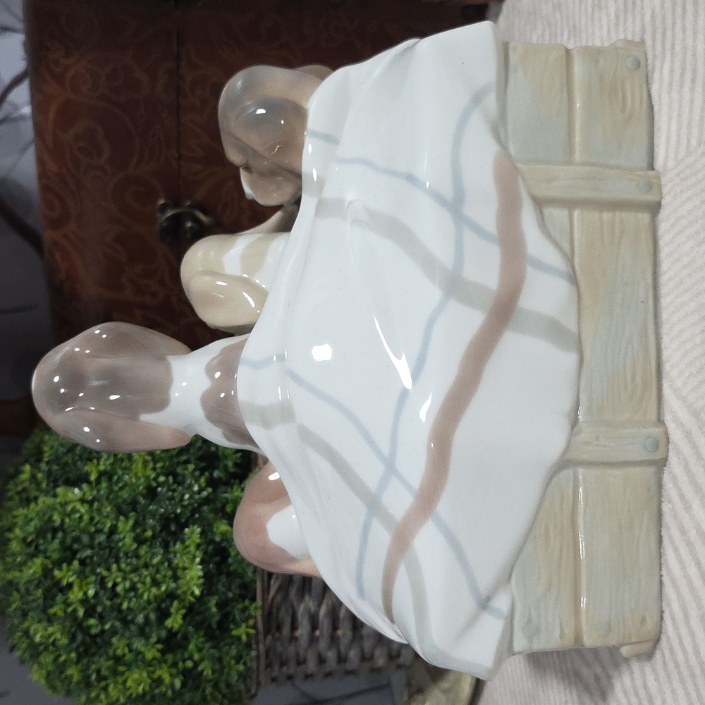 Vintage Lladró "Beagles in a Basket" Porcelain Figurine - Picture 3 of 6